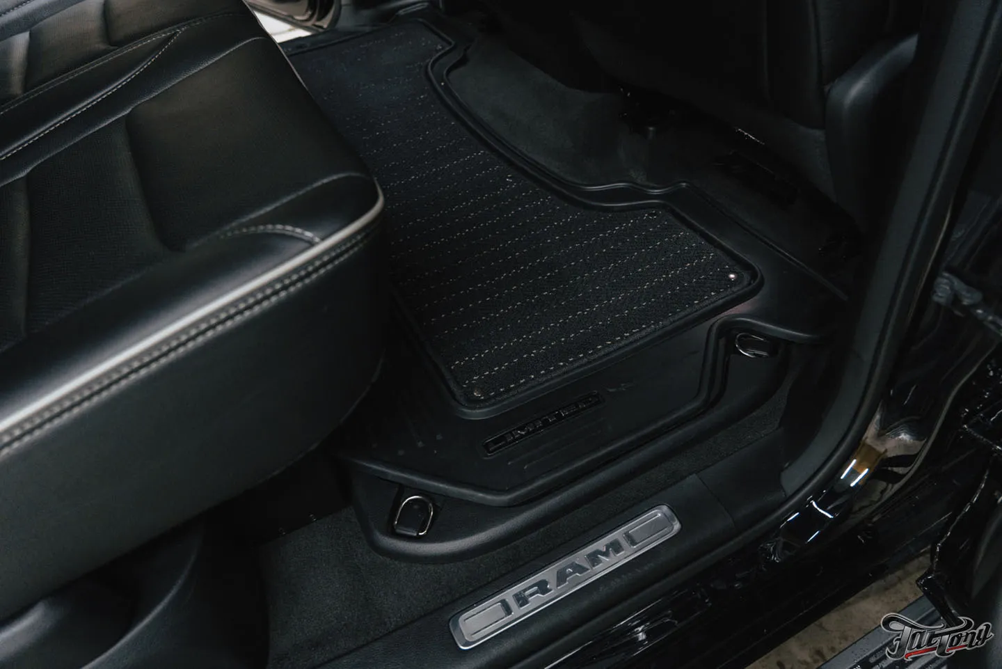 Установка модулей дальнего света Rigid, новая выхлопная система и химчистка салона для RAM 1500